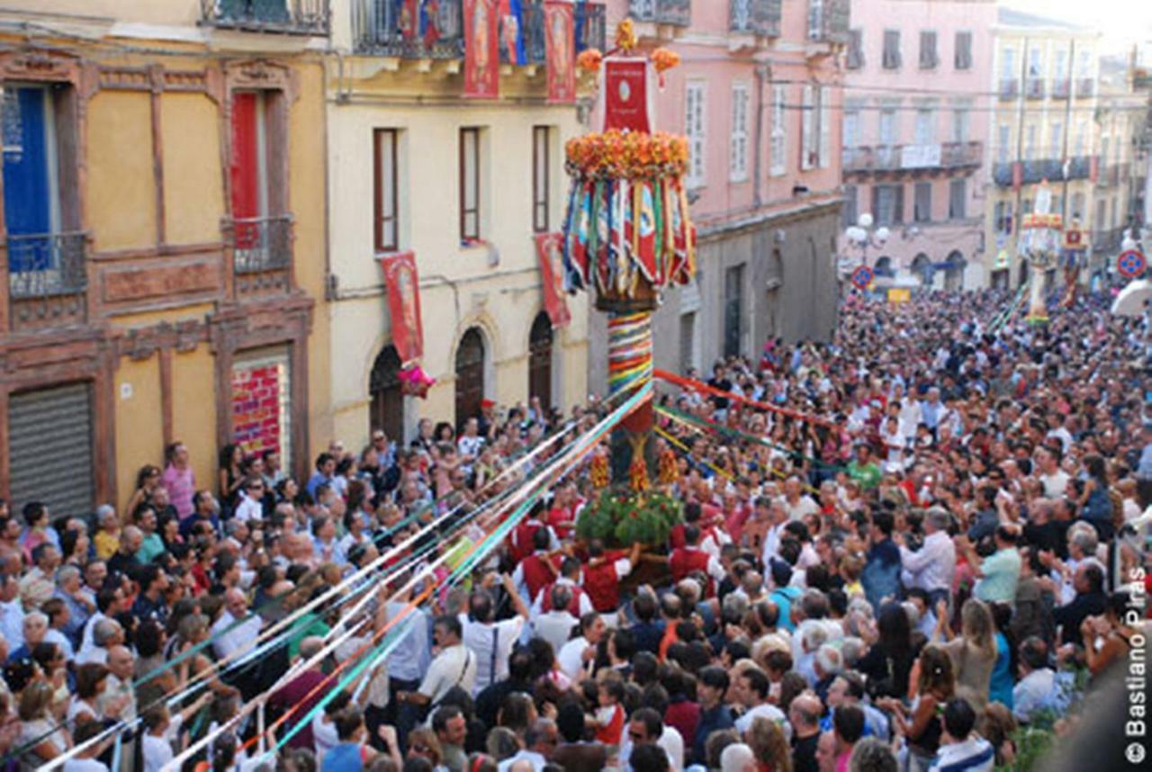 B&B Le Finestre Su Via Cavour Sassari Exterior foto